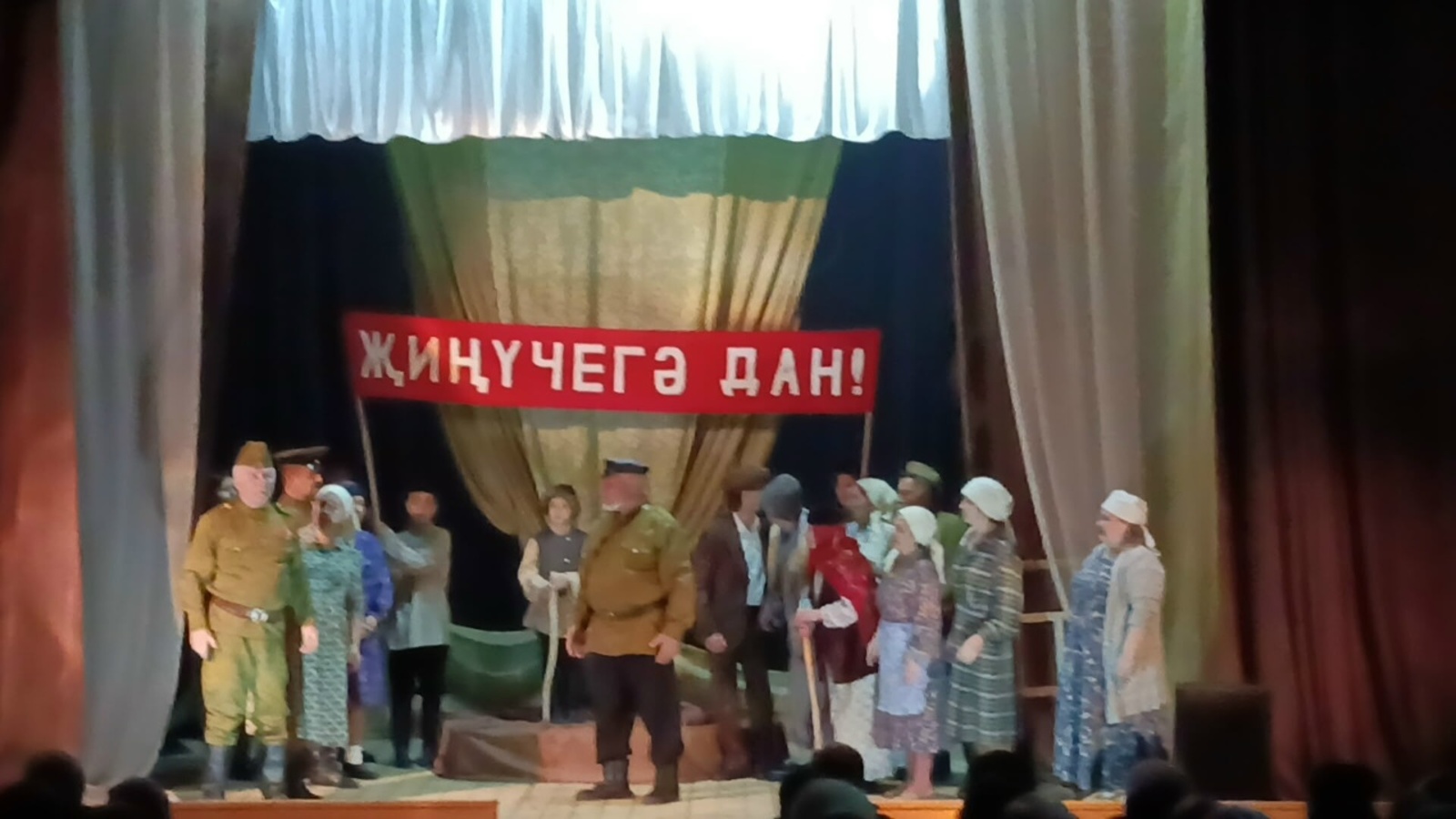 И вновь премьера – первый взгляд на новый спектакль