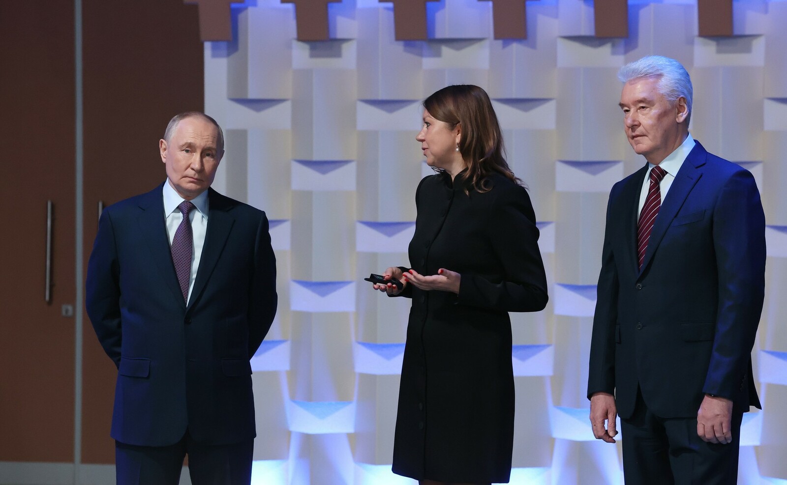 официальный сайт Кремля С генеральным директором Национального центра «Россия» Натальей Виртуозовой и мэром Москвы Сергеем Собяниным во время осмотра макета нового выставочного комплекса.