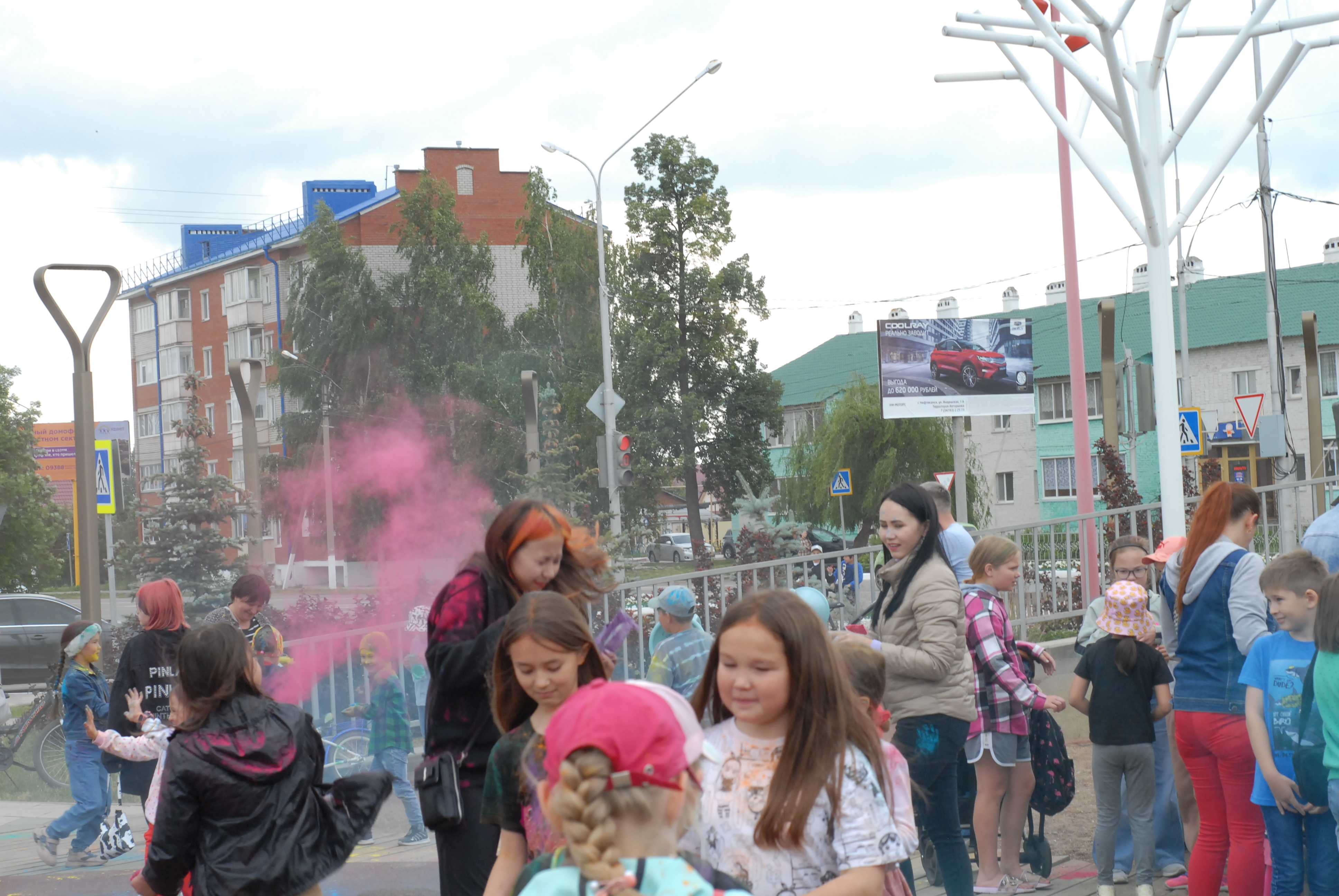 Фестиваль красок в Янауле: самое яркое и красочное событие Дня города и Дня молодежи