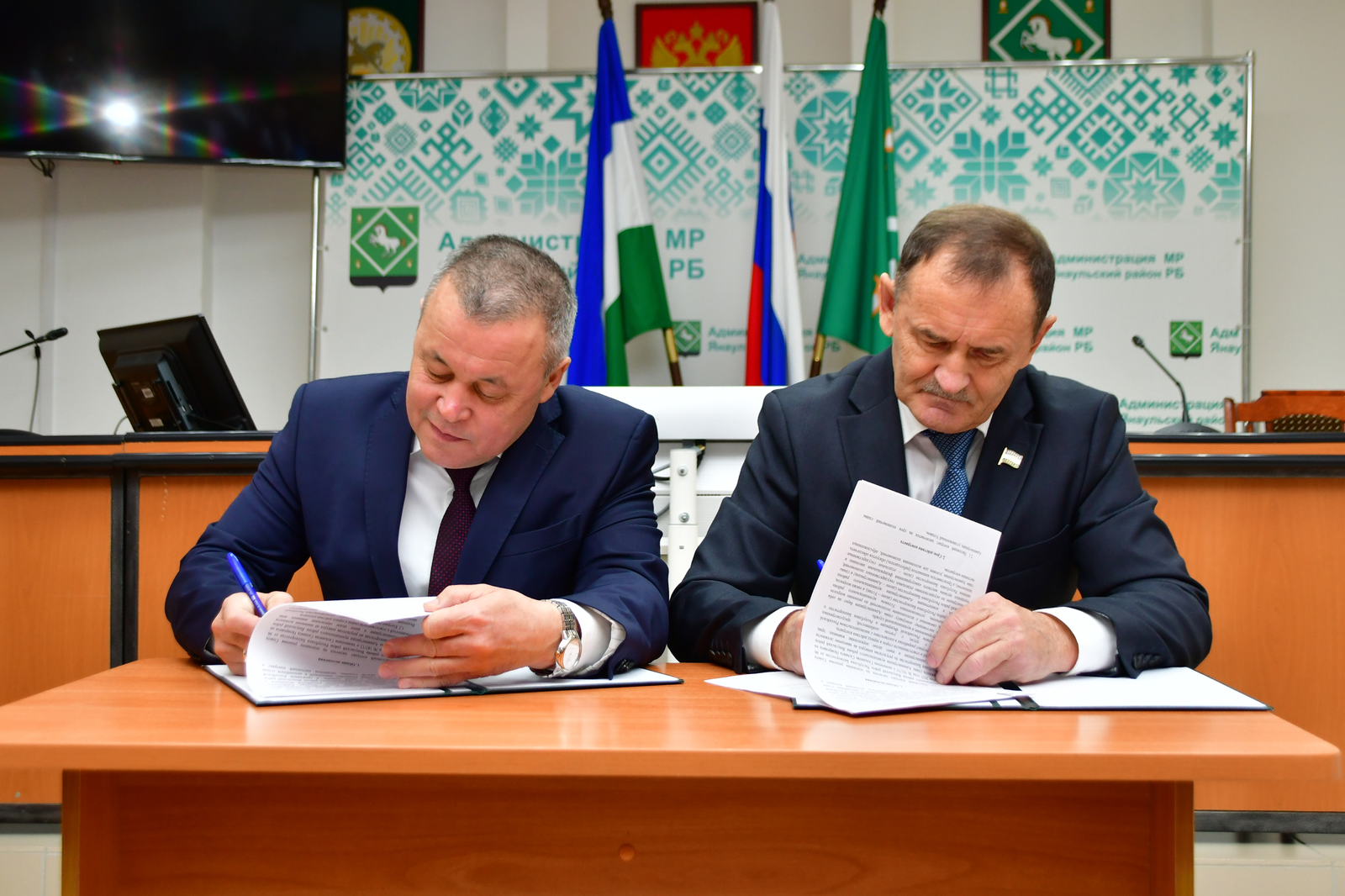 Глава назначен. Контракт подписан