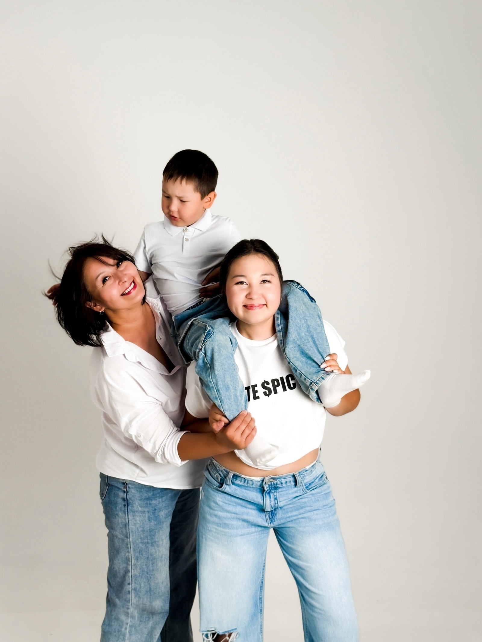 Мамина улыбка – наш личный маяк, ярче рассвета, ослепительная и безграничная