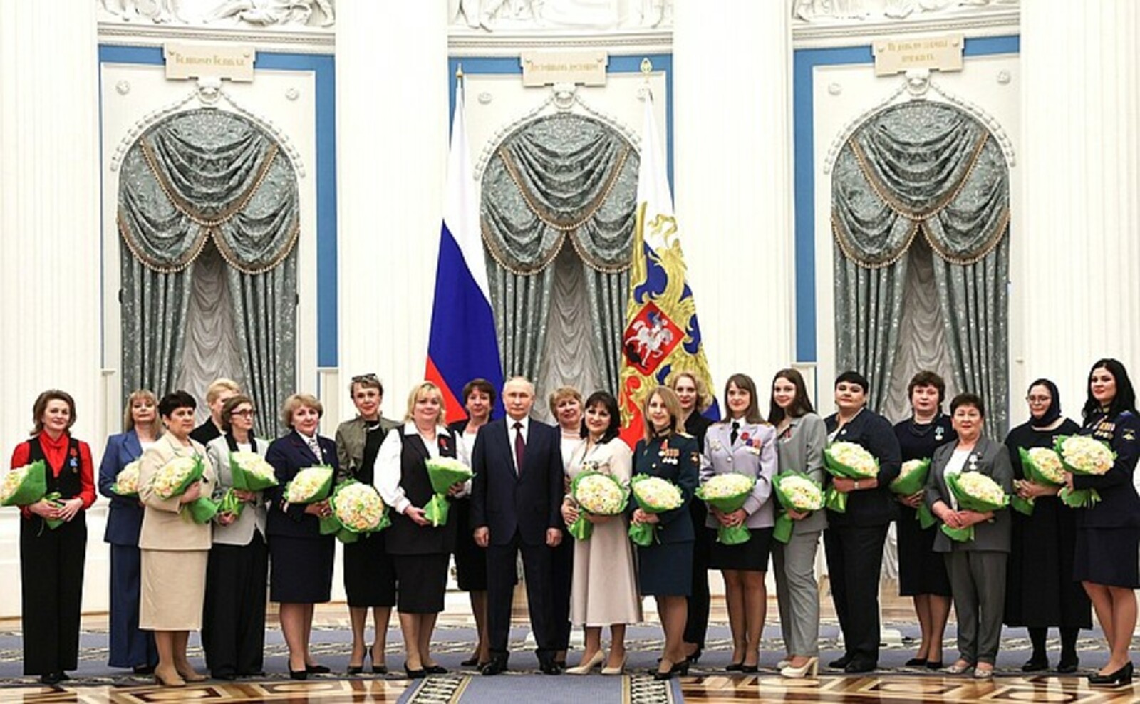Владимир Путин вручил госнаграды женщинам
