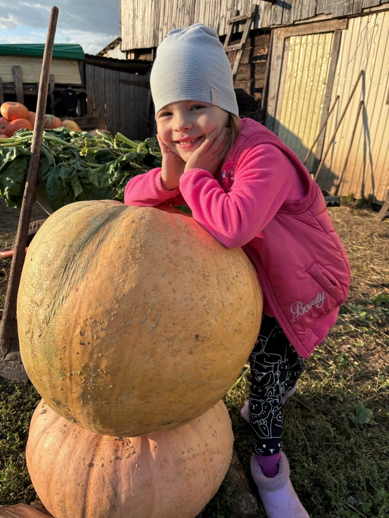 Эллария Вазетдинова со своей тыквой весом почти два пуда