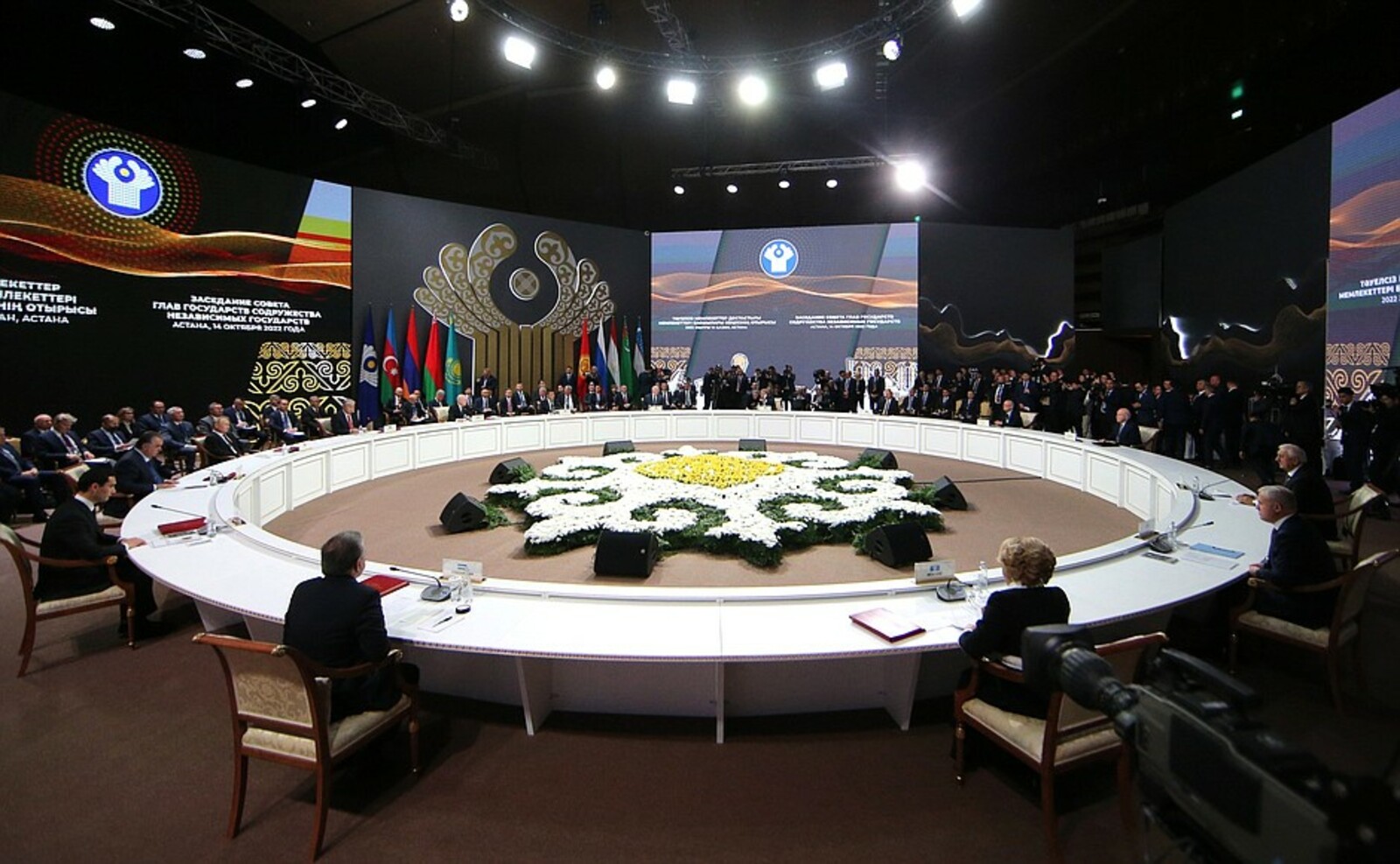 Владимир Путин принял участие в заседании Совета глав государств СНГ