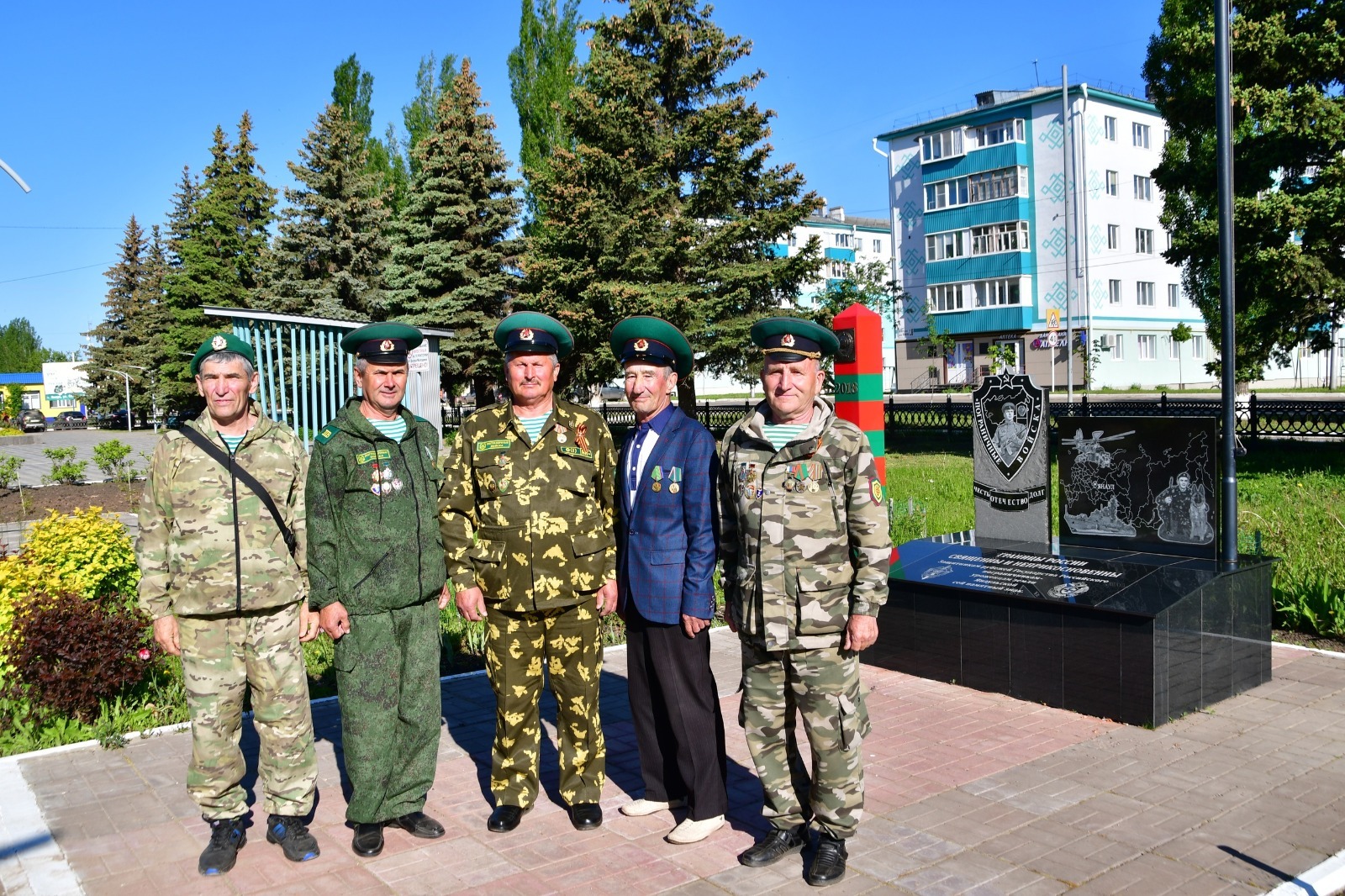 Рустам Сангов  Янаульские пограничники: фото у монумента