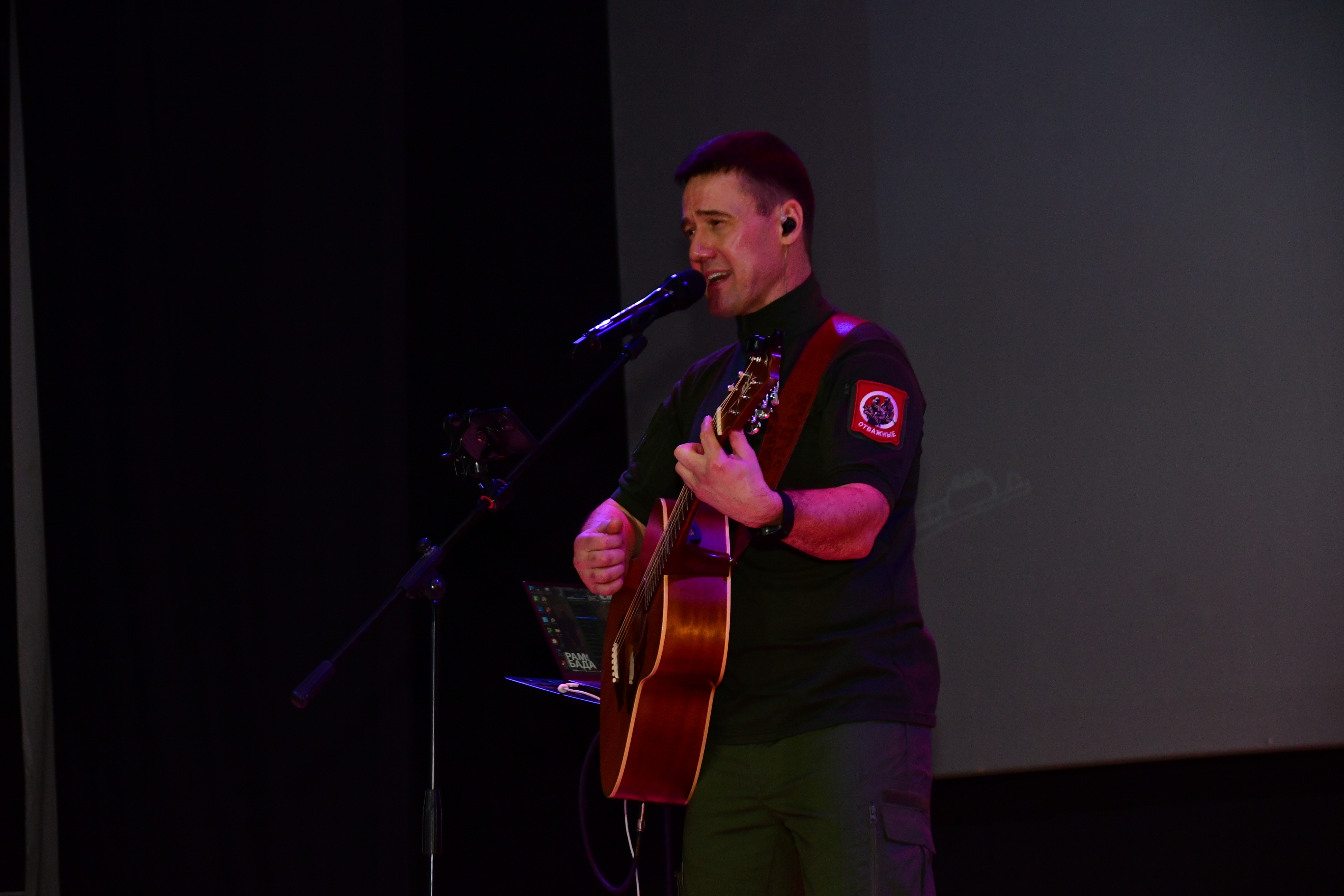 Гитара тоже автомат - имеет свою силу, говорит башкирский артист Рамиль Бадамшин