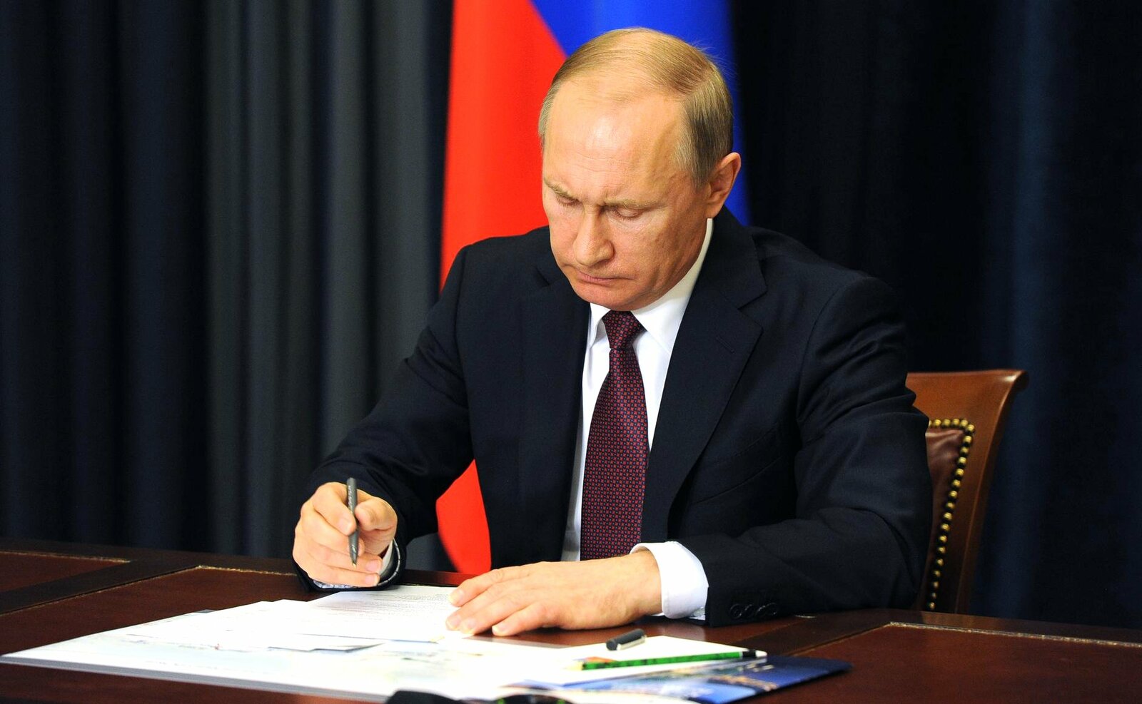 Владимир Путин подписал Указ о дополнительных временных мерах по обеспечению финансовой стабильности в сфере валютного регулирования