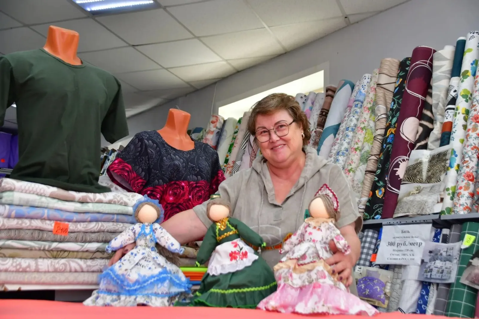 Рустам Сангов Венера Нуриахметова (Янаул) в своем магазине "Ткани".