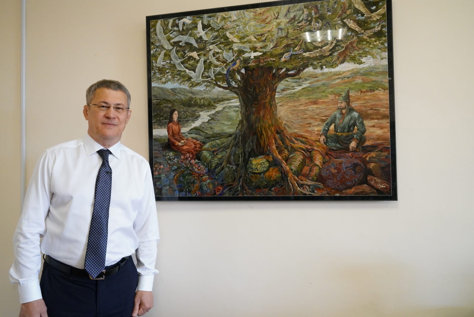 Радия Хабирова в ходе визита в Сибай восхитила картина, исполненная по мотивам башкирского эпоса «Урал-батыр»