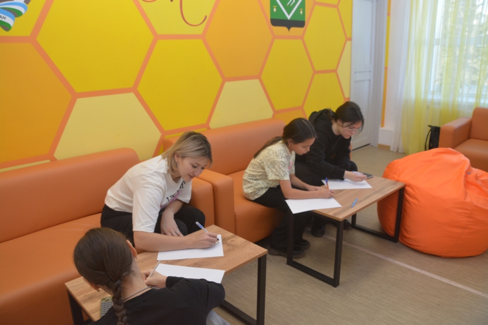 Ильдар Шарипов  Юные волонтеры из Янаула пишут письма участникам СВО