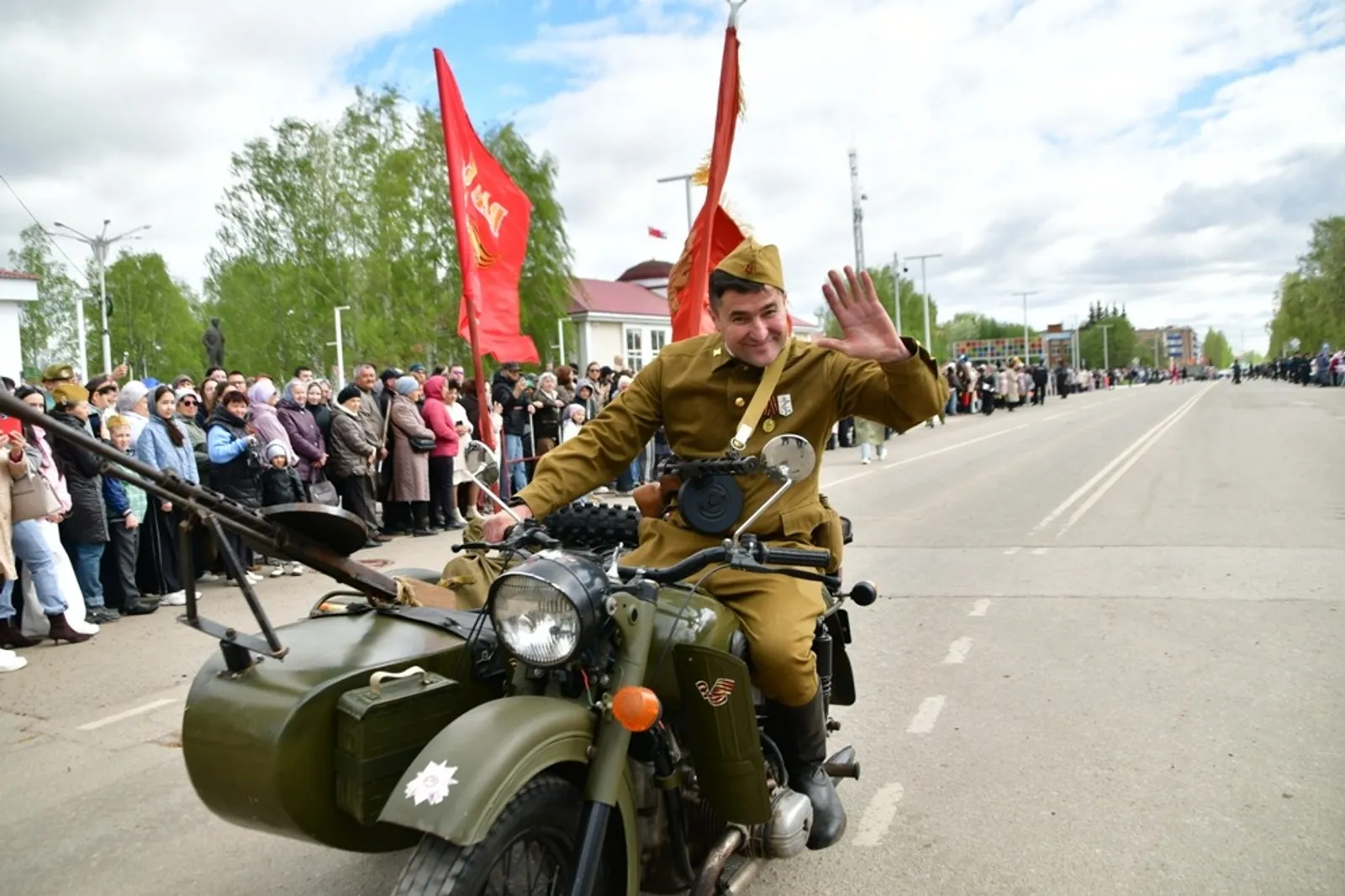Рустам Сангов  Руслан Гилязев на "Урале" замкнул парад Победы-2026 в Янауле