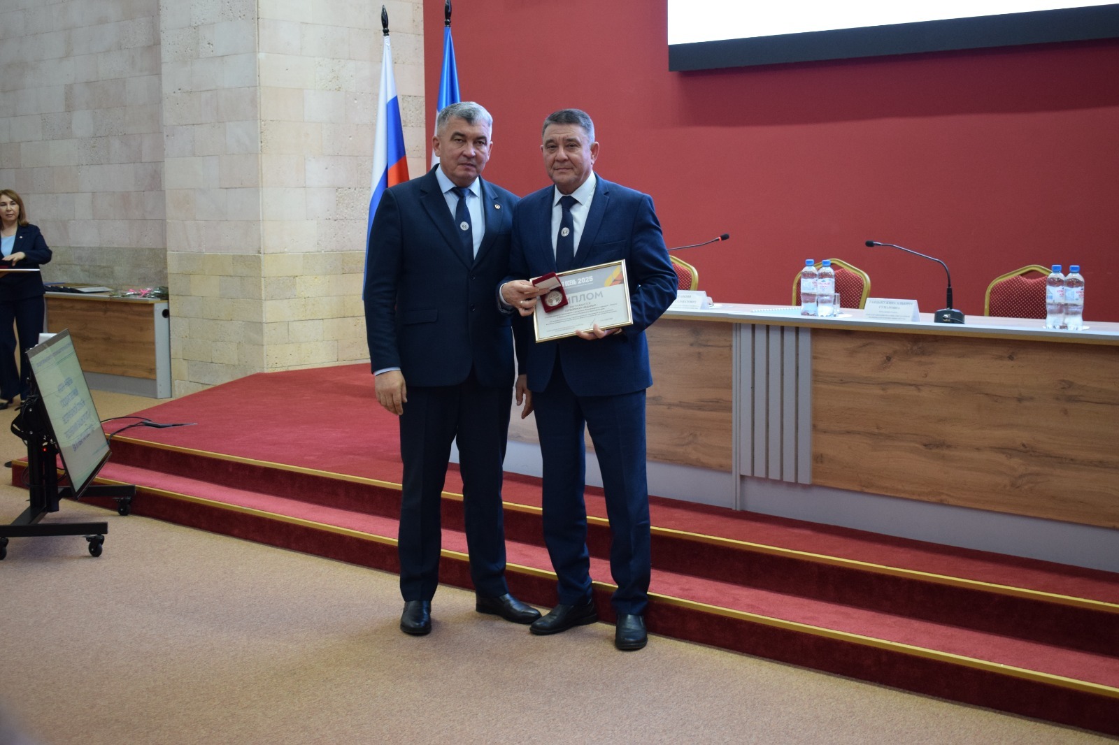 Председатель Госкомитета РБ по ветеринарии Азат Зиганшин награждает начальника Янаульской ветстанции Илвера Вильданова