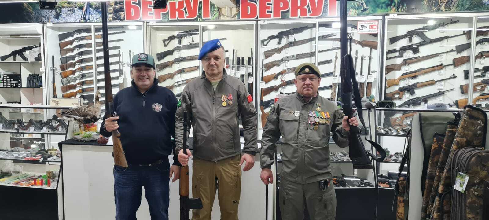 Волонтеры из Янаула доставили бойцам в зону СВО баню, ружья и электростанцию