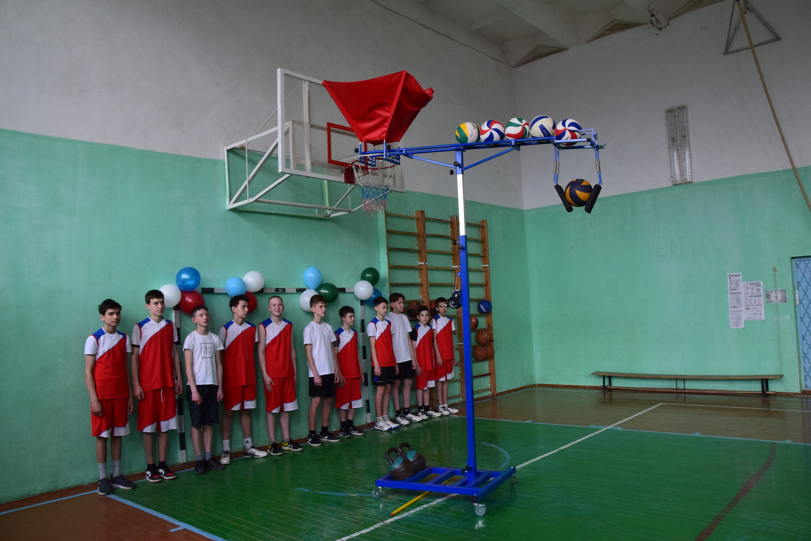Янаульский предприниматель подарил школе волейбольные мячи и тренажер