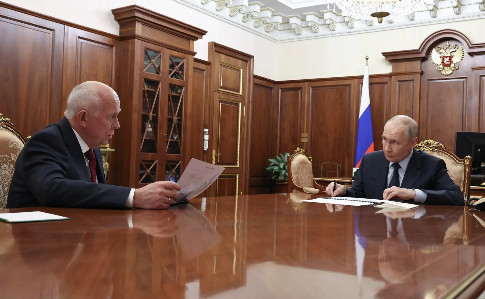 Путин провёл рабочую встречу с главой госкорпорации «Ростех» Сергеем Чемезовым