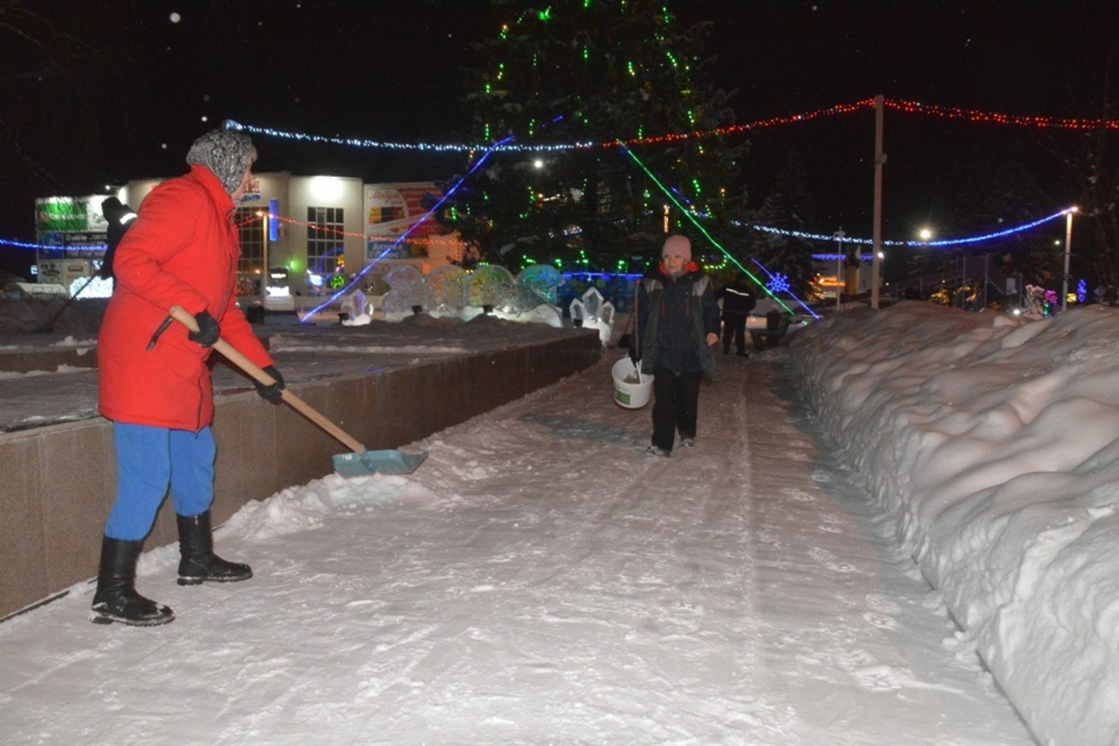 Ильдар Шарипов  Коммунальщики в новогоднем городке Янаула трудятся с раннего утра