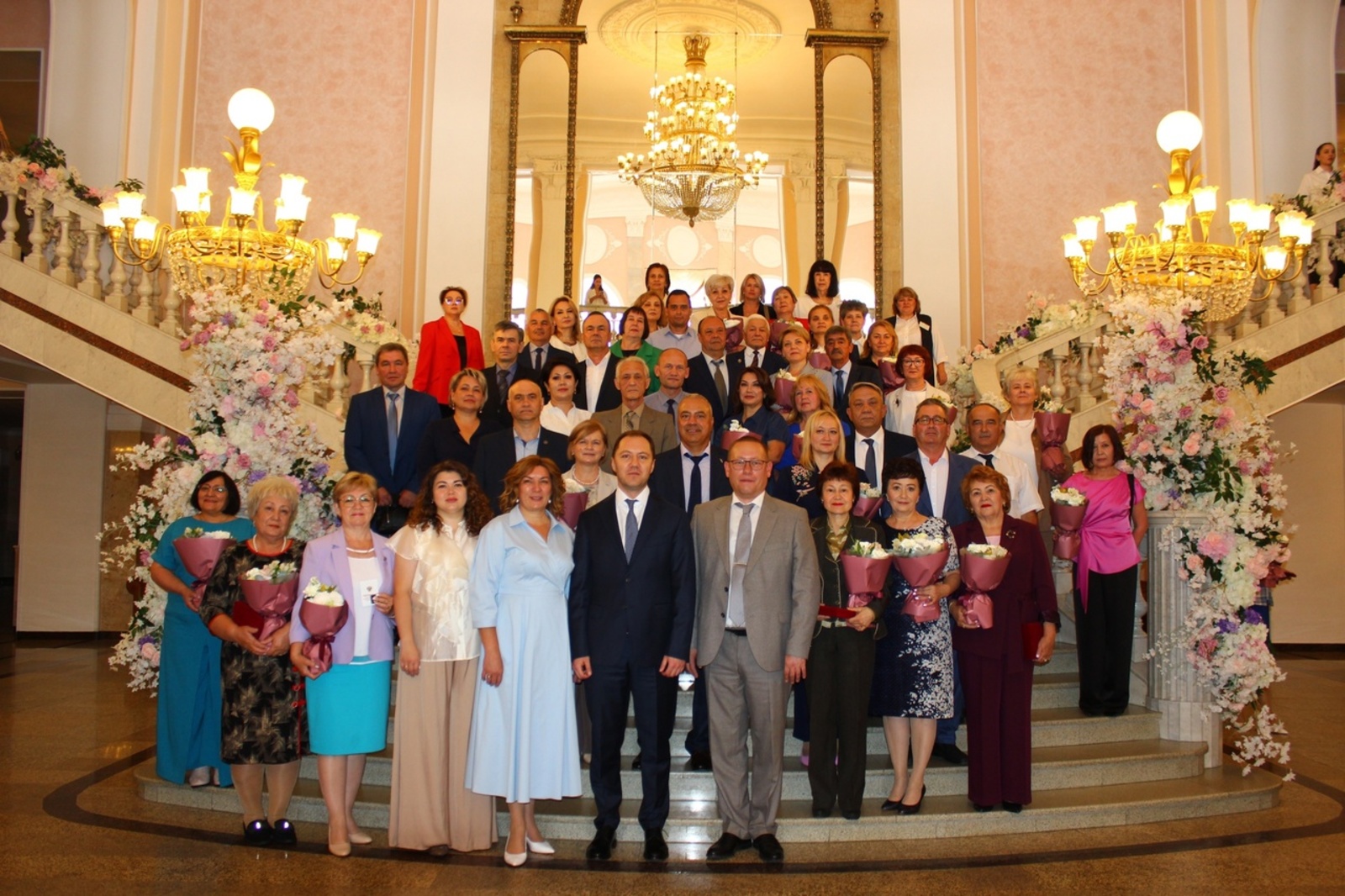 Янаульские медики получили в Уфе госнаграды и служебный автомобиль