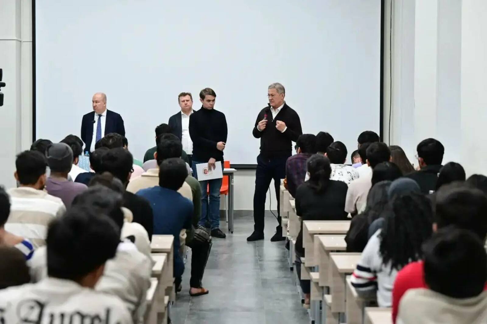 После инцидента в общежитии БГМУ Радий Хабиров пообщался со студентами