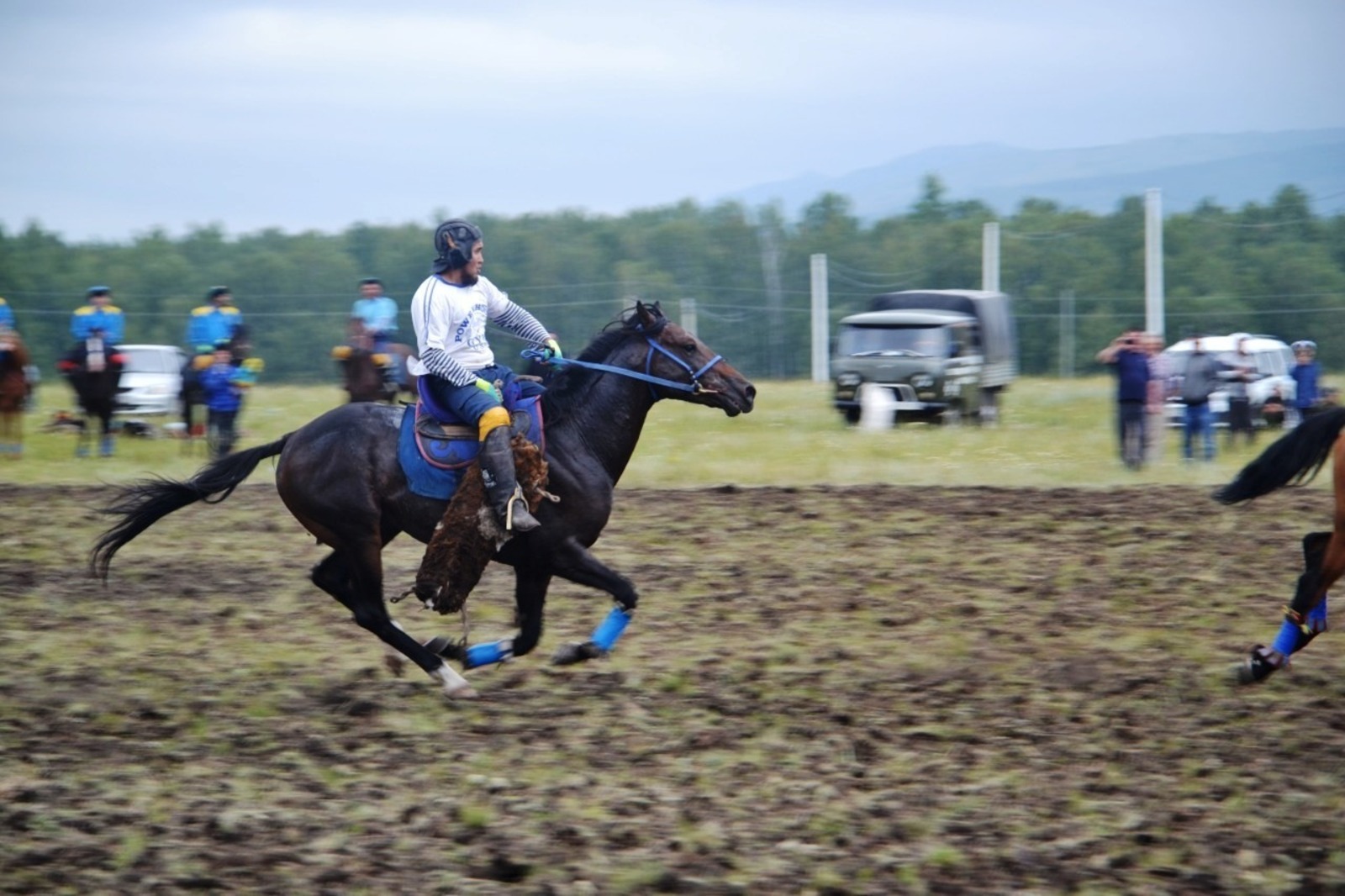 В Баймакском районе на фестивале башкирской лошади «козла драли»