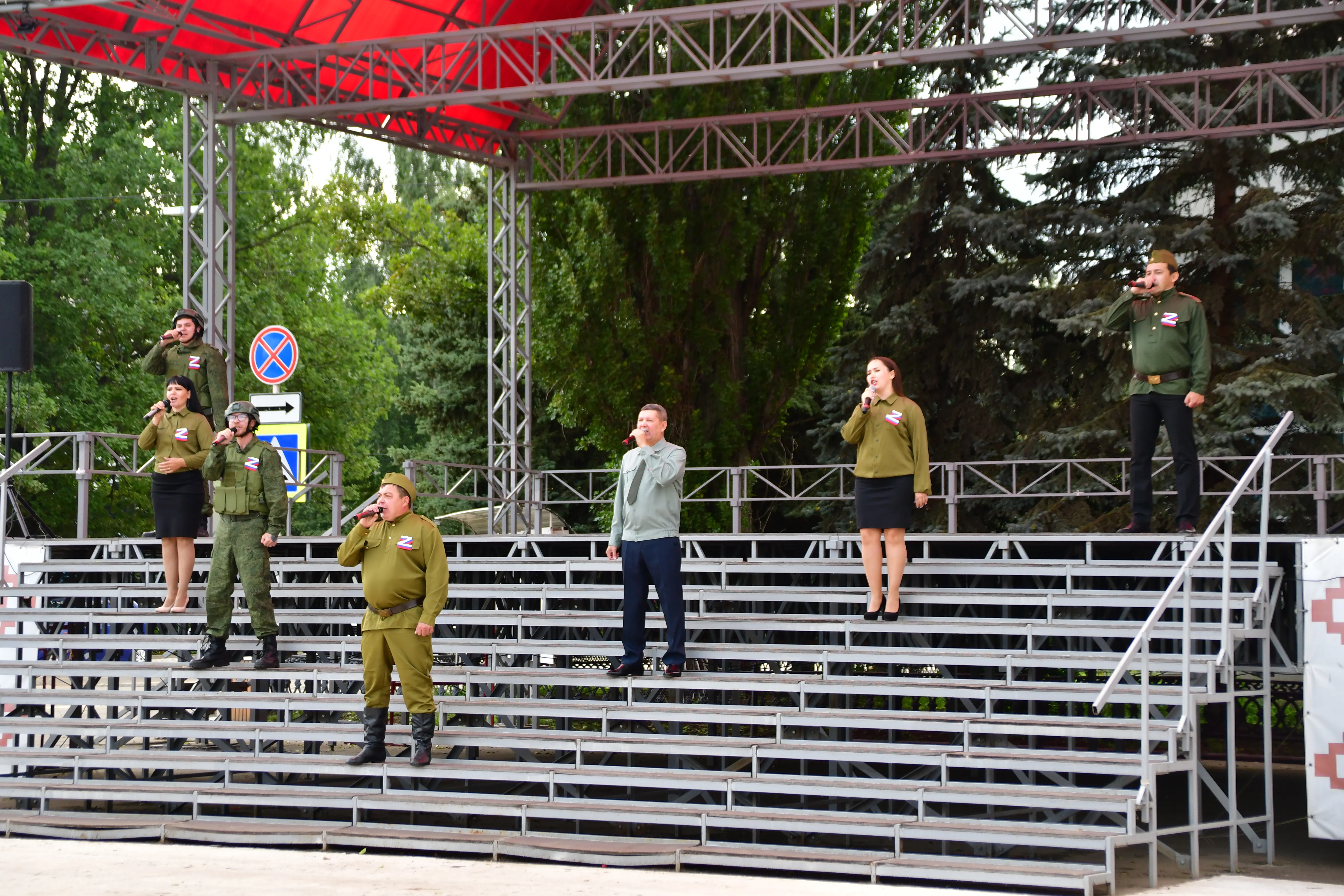 В Янауле отмечают День государственного флага России [обновляется]