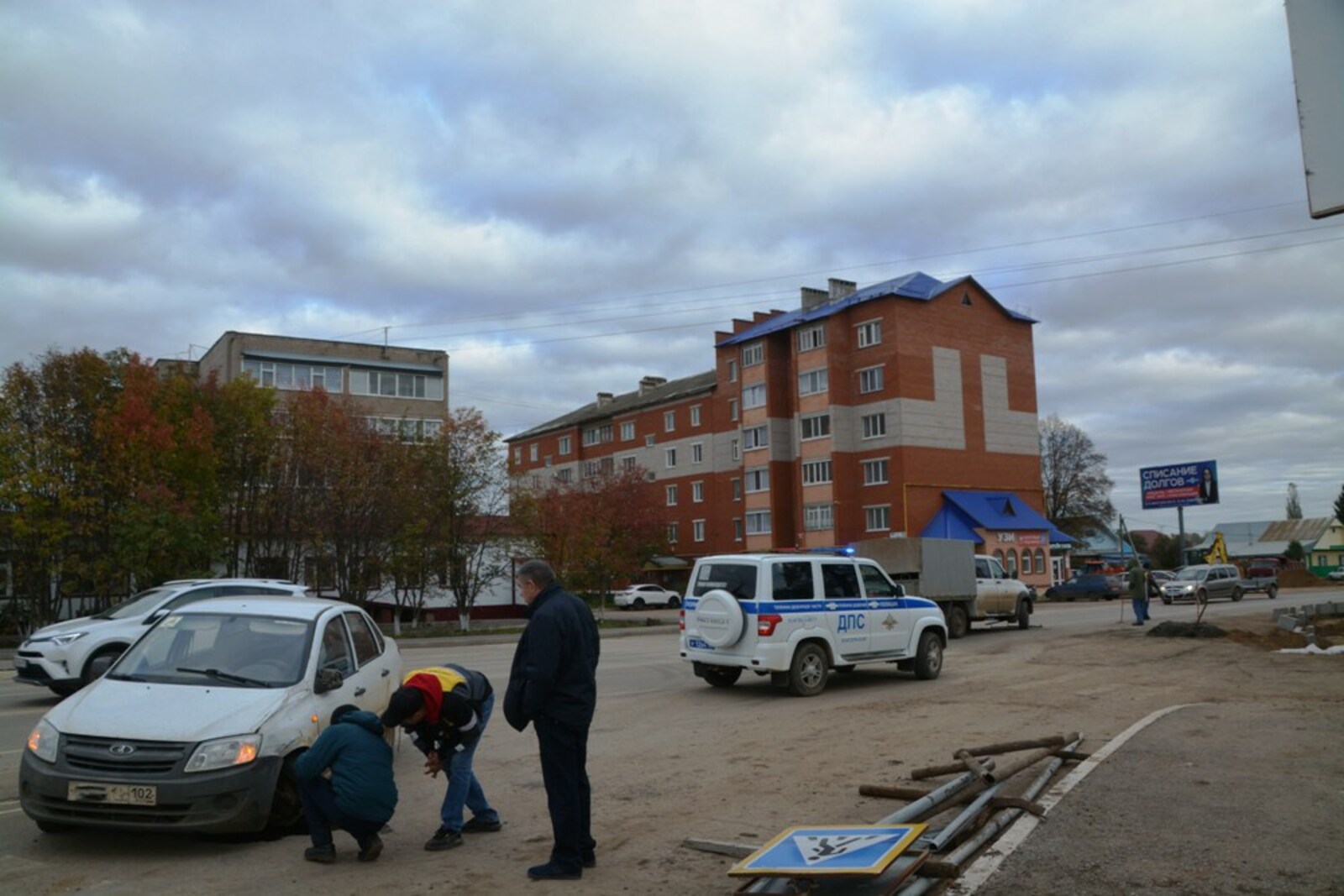 В Янауле на оживленном перекрестке столкнулись Лада Гранта и УАЗ Патриот