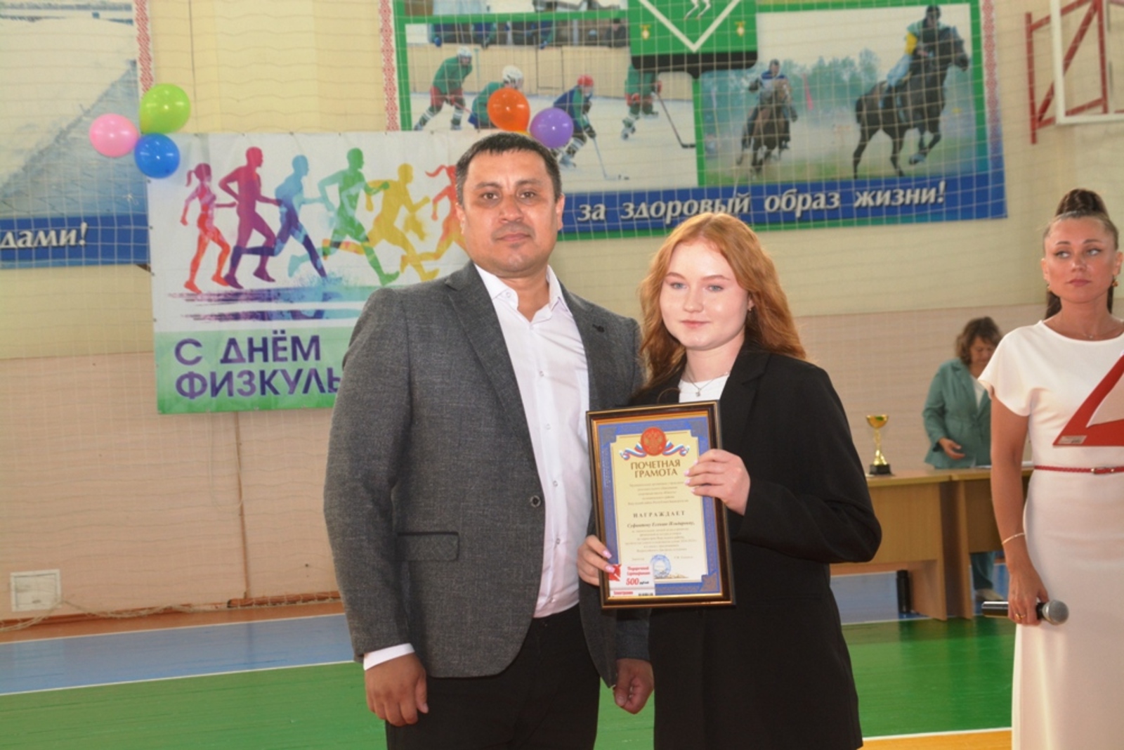 Ильдар Шарипов  Лучших спортсменов поздравлял и новоиспеченный директор спортшколы "Юность" Роберт Кашапов