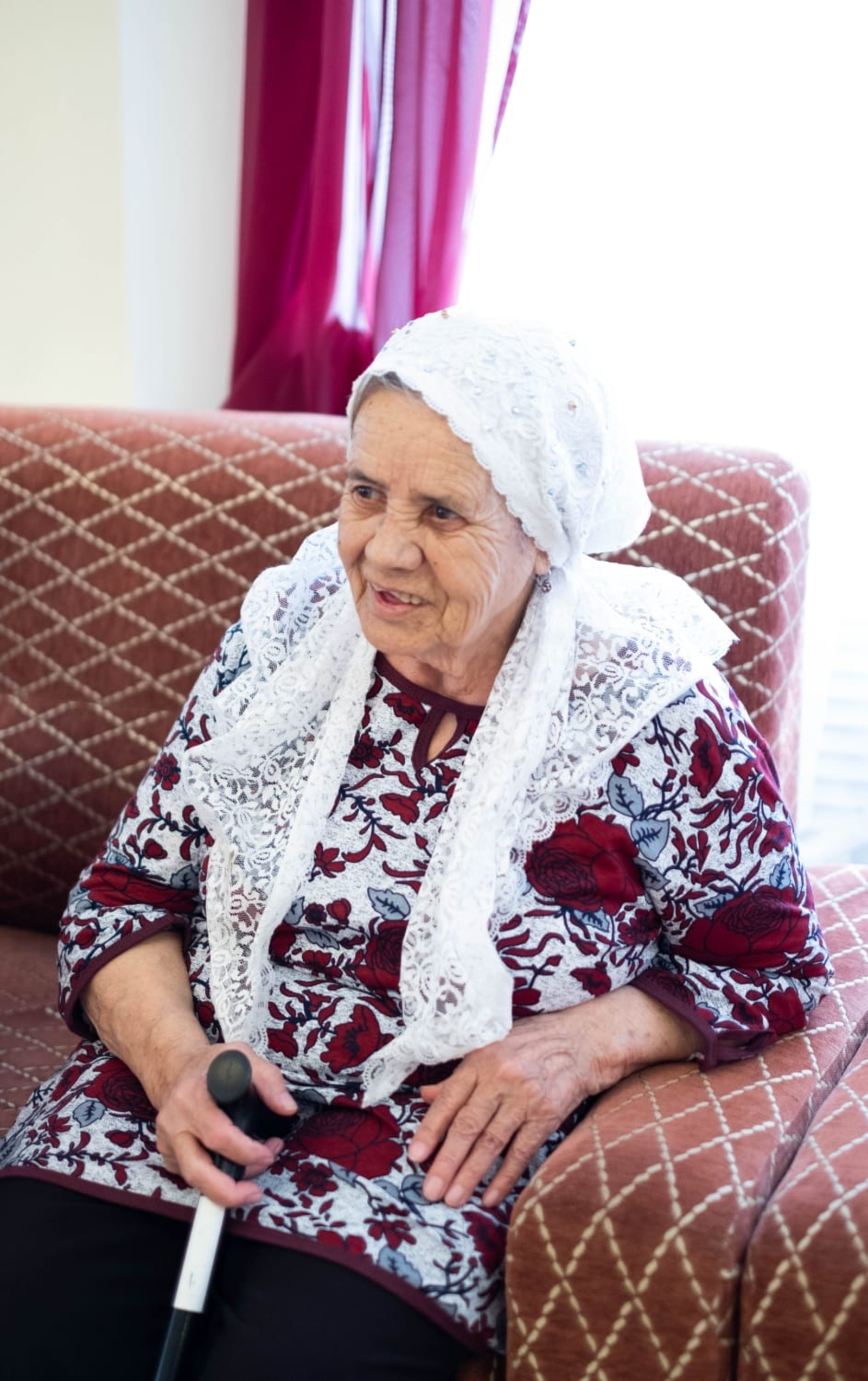 Мама заботится обо всех, вяжет теплые носки, угощает вкусной выпечкой