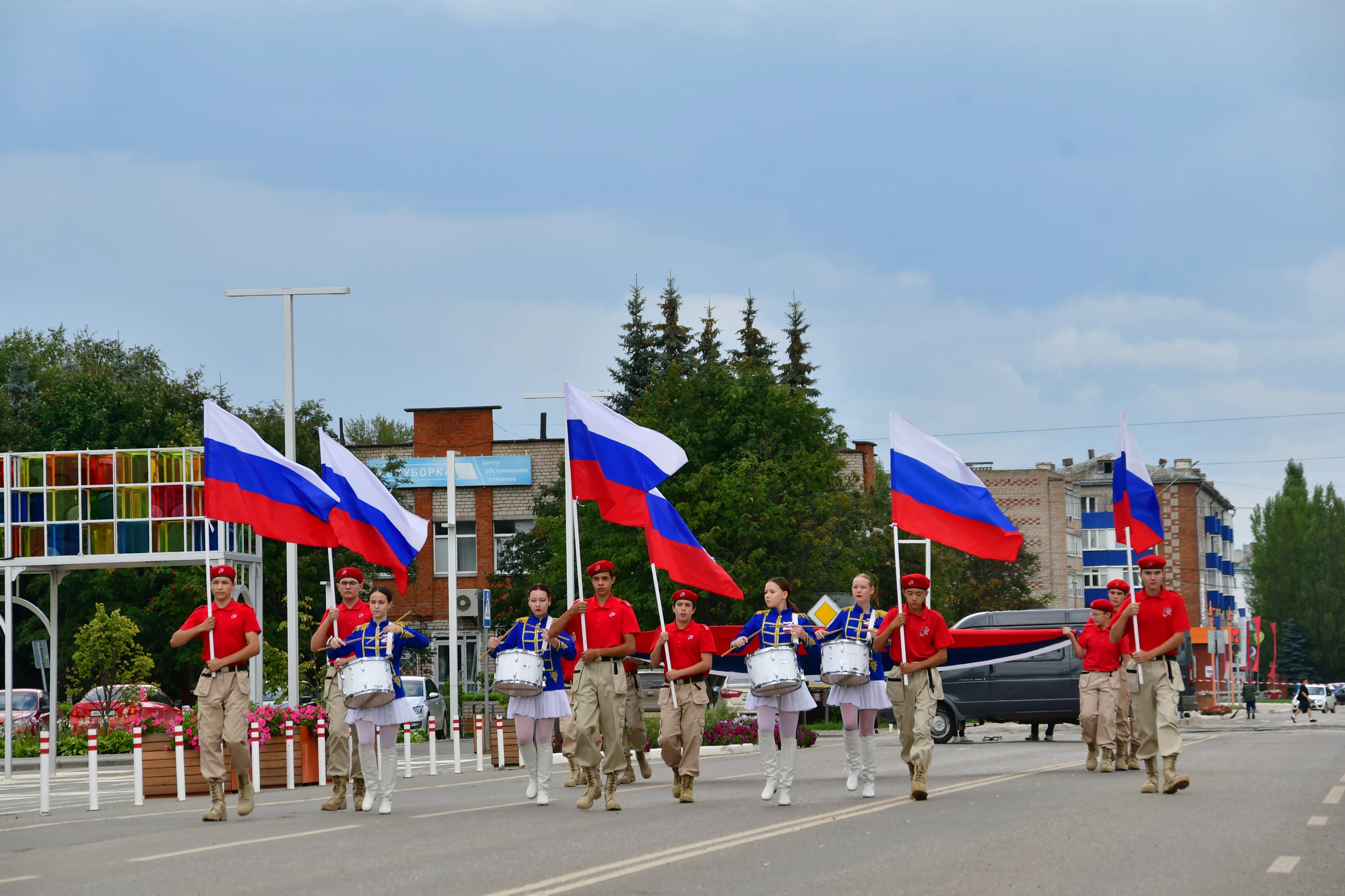 В Янауле отмечают День государственного флага России [обновляется]