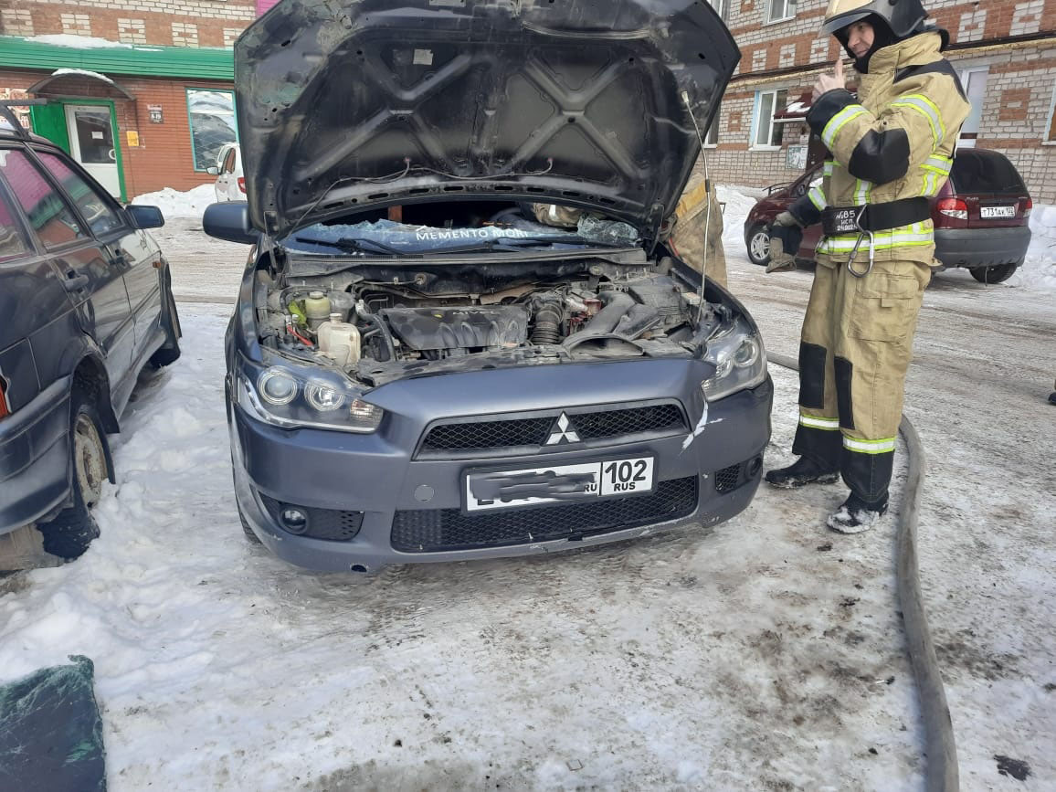 В Янауле загорелся автомобиль Митсубиси Лансер