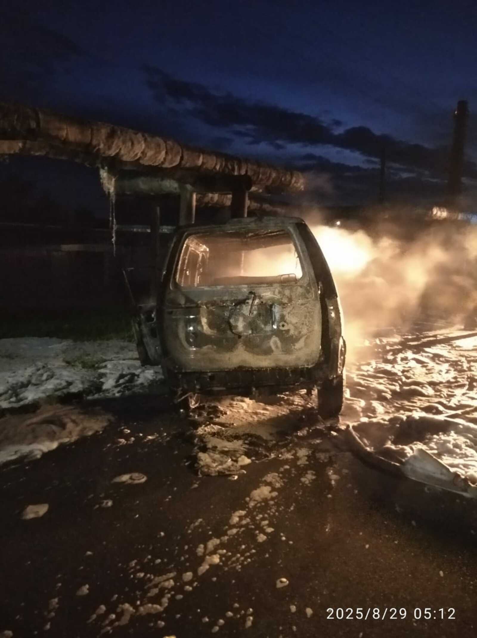 В Янауле ночью неизвестный въехал в столб: автомобиль сгорел