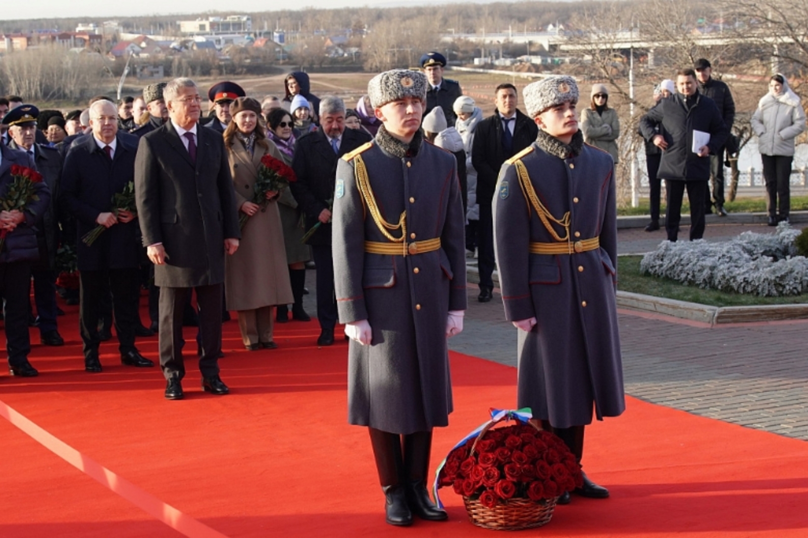 glavarb.ru Радий Хабиров возложил цветы к Монументу Дружбы в Уфе